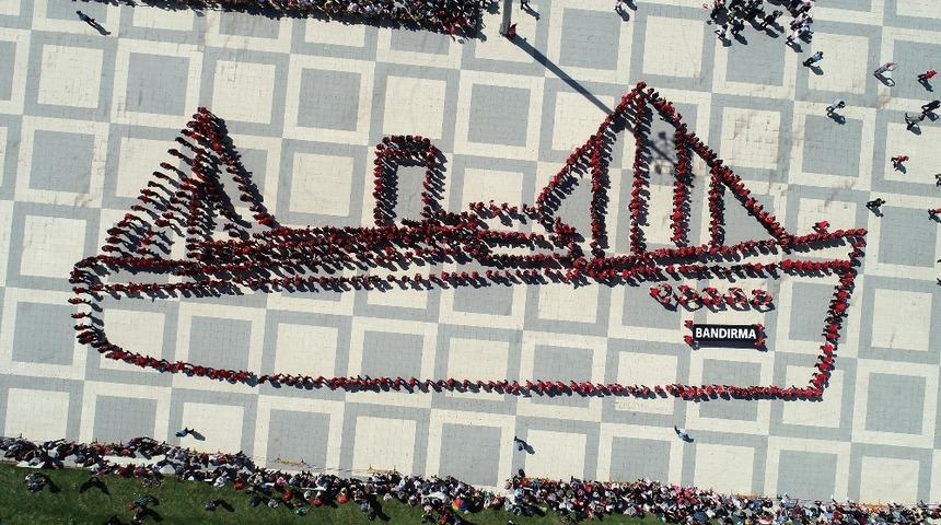 &Ouml;ğrencilerden Bandırma Vapuru ve T&uuml;rkiye haritası koreografisi