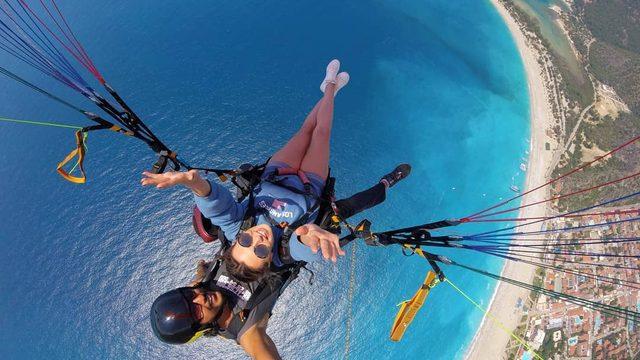 İngiliz güzel, Babadağ'dan yamaç paraşütü ile atlayış yaptı