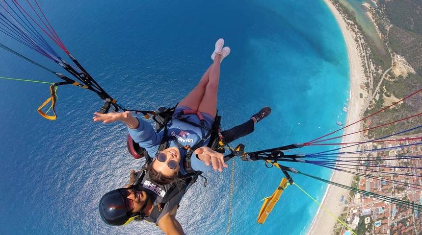 İngiliz g&uuml;zel, Babadağ'dan yama&ccedil; paraş&uuml;t&uuml; ile atlayış yaptı