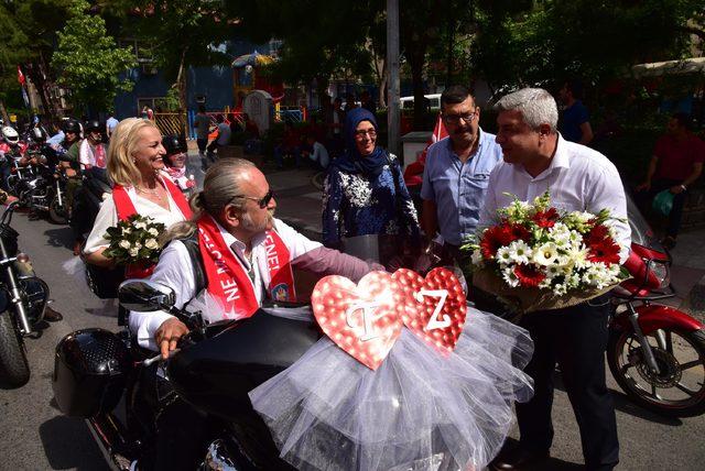 19 Mayıs'ın 100'üncü yılında evlenip, 100 motosikletle tur attılar