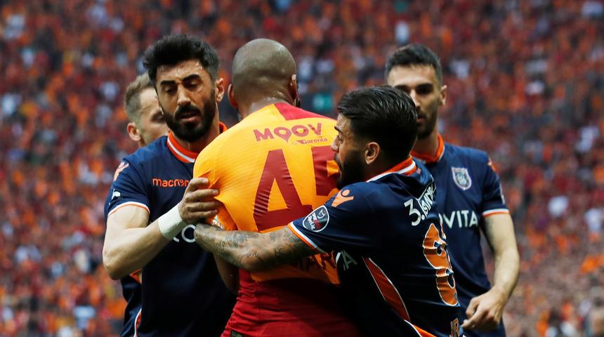 Galatasaray - Başakşehir maçında olay
