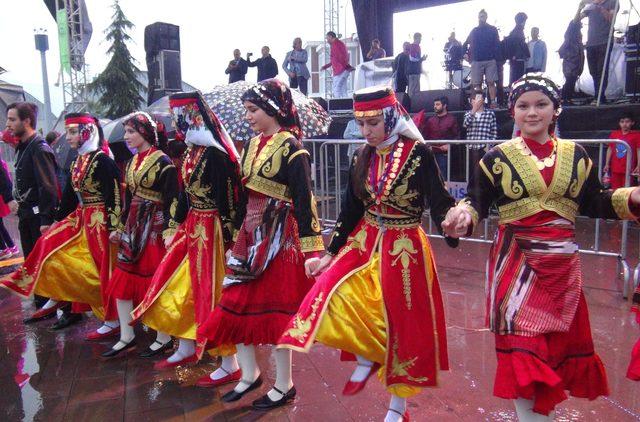 Atabarı Giresun’da yağmur altında oynandı