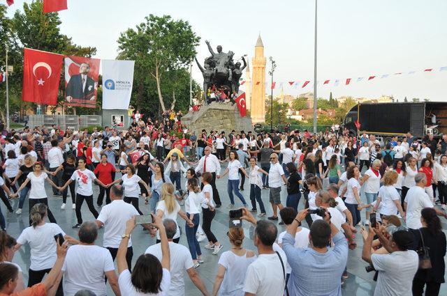 Antalya’da 300 kişi ‘Atabarı’ oynadı