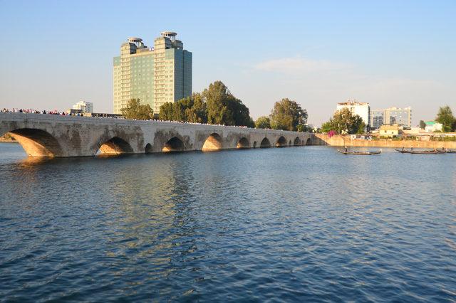 Tarihi Taşköprü'de yüzlerce kişi Atabarı oynadı