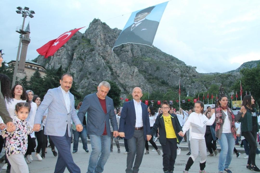 Milli M&uuml;cadele&rsquo;nin 100. yılında 2 bin kişi Atabarı oynadı