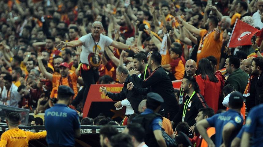 Galatasaray'da ma&ccedil; sonu 'Yaz dostum' ve 'Şampiyonlar Ligi' m&uuml;ziği g&ouml;ndermesi!