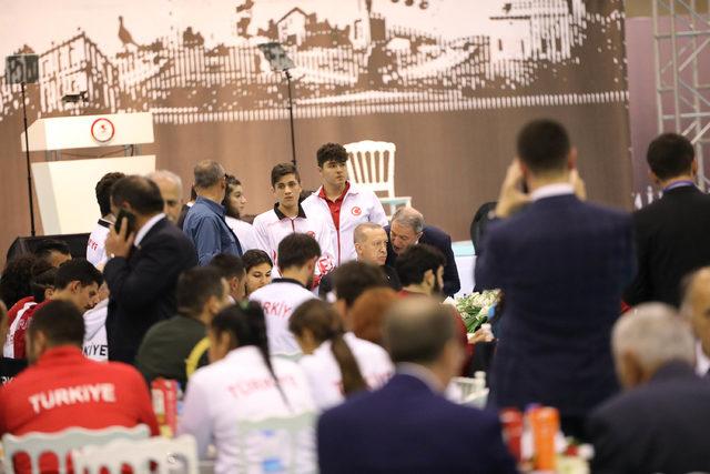 Cumhurbaşkanı Erdoğan, gençler ve sporcularla iftarda buluştu