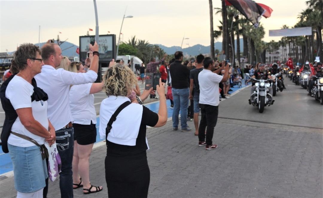 Marmaris&rsquo;te yabancı turistler &ldquo;Fener Alayı&rsquo;nı&rdquo; fotoğraflamak i&ccedil;in yarıştılar