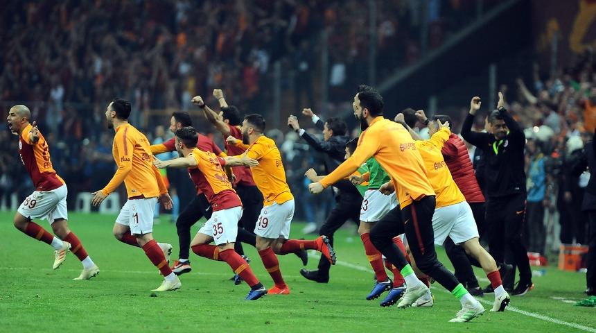Galatasaraylı futbolcular şampiyonluk sonrası büyük sevinç yaşadı