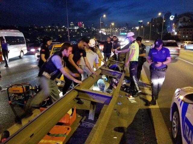 15 Temmuz Şehitler Köprüsü'ndeki kazada bariyerlere sıkışan kadını itfaiye kurtardı 