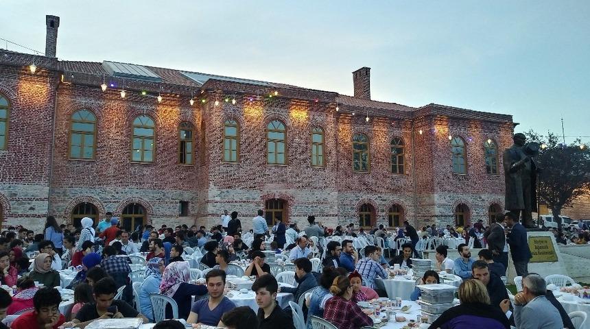 Zeytinburnu’nda gençler iftar programında buluştu