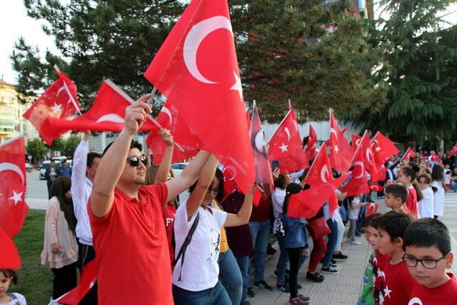Burdur’da öğrenciler ve vatandaşlar Atabarı oynadı