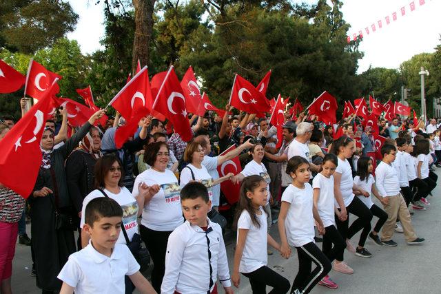 Burdur’da öğrenciler ve vatandaşlar Atabarı oynadı