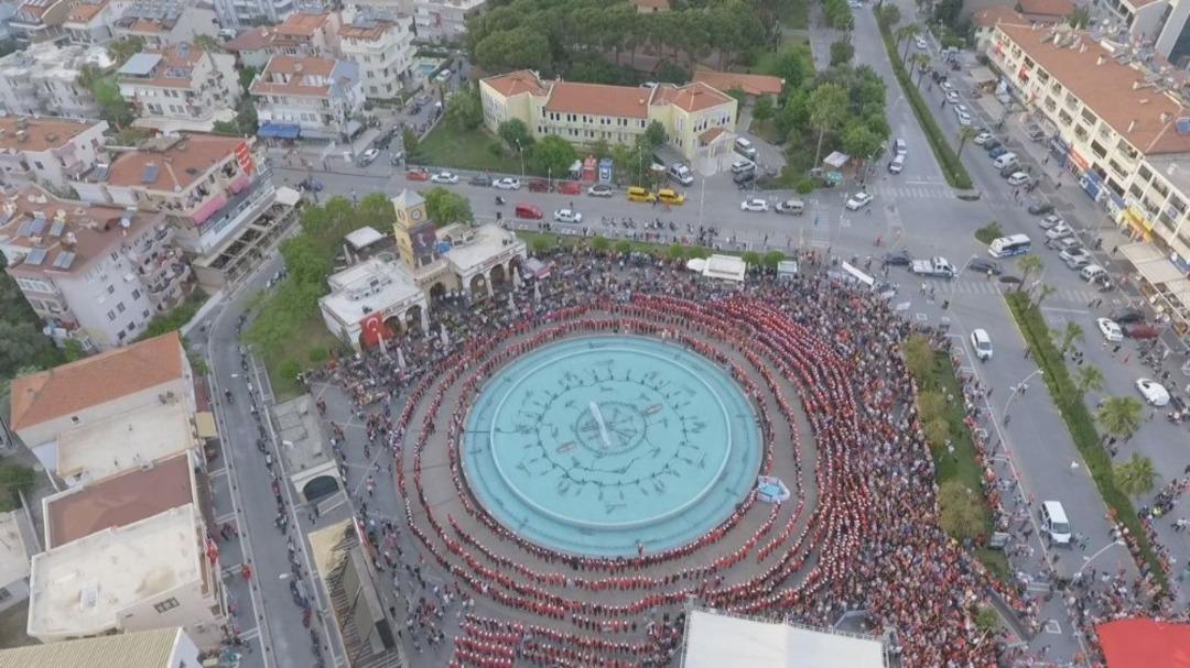 Saat 19:19&rsquo;da 1919 &ouml;ğrenci birlikte &rsquo;Atabarı&rsquo; oynadı