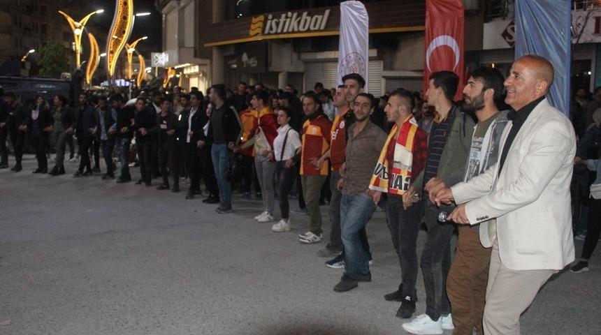 Hakkari&rsquo;de birlik beraberlik halayları &ccedil;ekildi