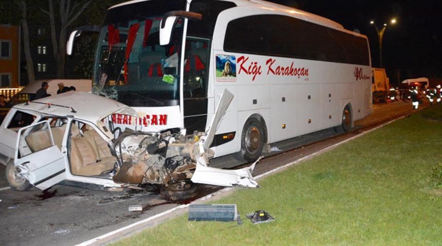 Gece yarısı korkun&ccedil; kaza! Otob&uuml;s&uuml;n altında metrelerce s&uuml;r&uuml;klendi!
