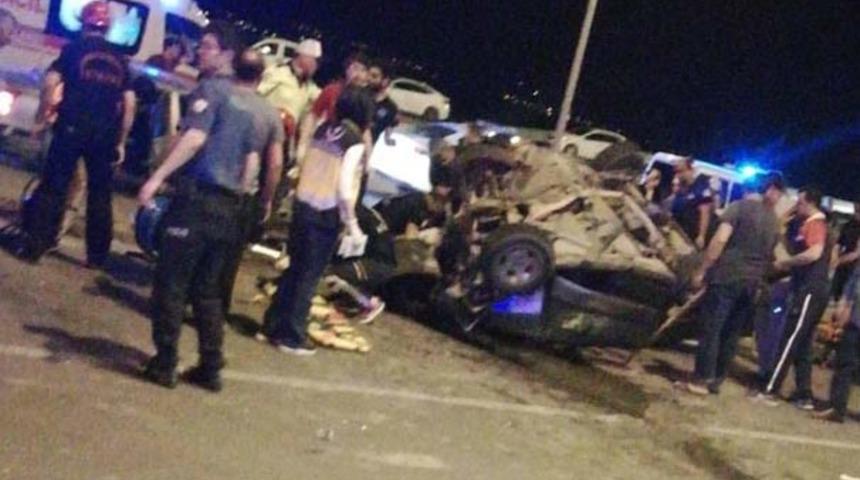 İki otomobil kafa kafaya &ccedil;arpıştı: Yaralılar var