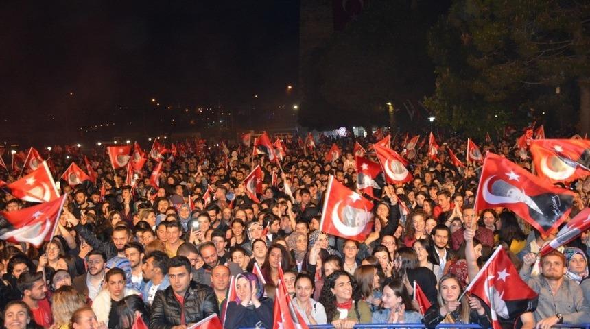 Feridun D&uuml;zağa&ccedil; hayranlarıyla buluştu