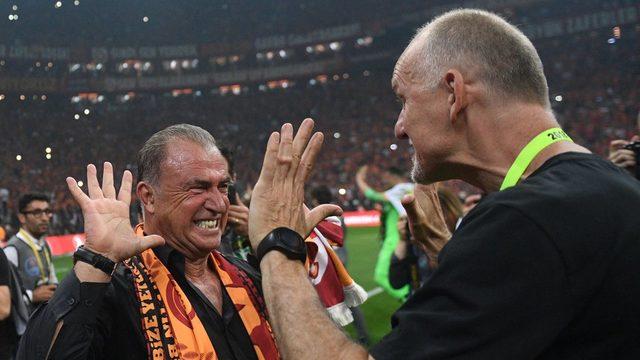 Uzun yıllar boyunca Galatasaray'ın kaleciliğini yapan şimdi de takımın kaleci antrenörü olan Cláudio Taffarel ve Fatih Terim'in sevinç anı