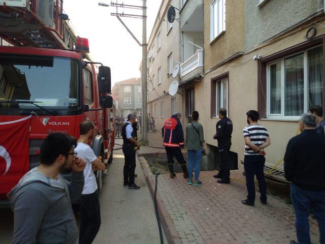 Bursa'da apartmanın bodrum katında yangın