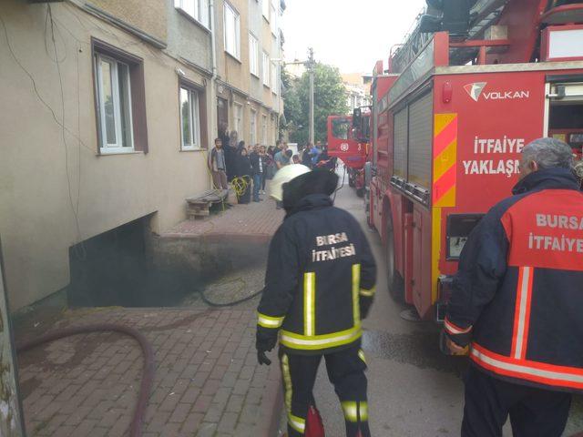 Bursa'da apartmanın bodrum katında yangın