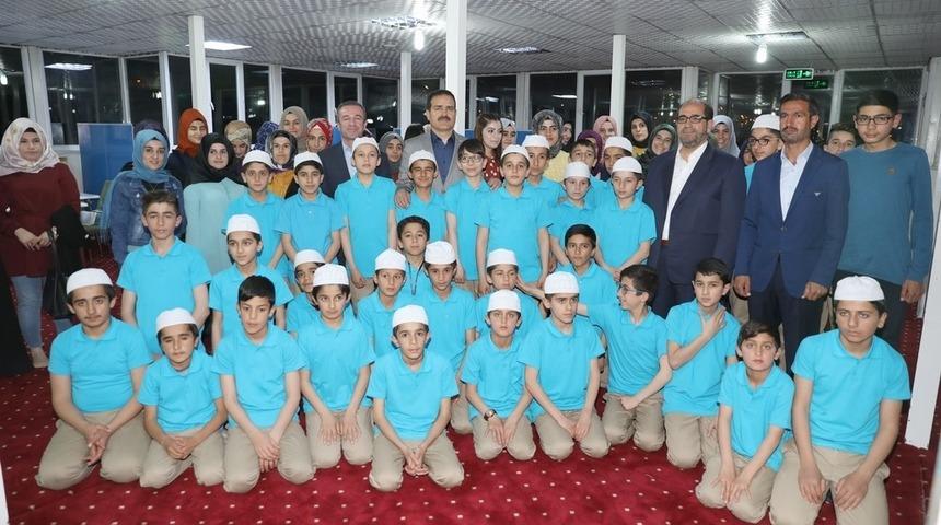 Vali Akbıyık, Kur&rsquo;an kursu &ouml;ğrencileriyle iftarda bir araya geldi
