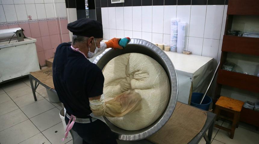 Tahin helvası &Ccedil;ukurova'da Ramazan sofralarını s&uuml;sl&uuml;yor