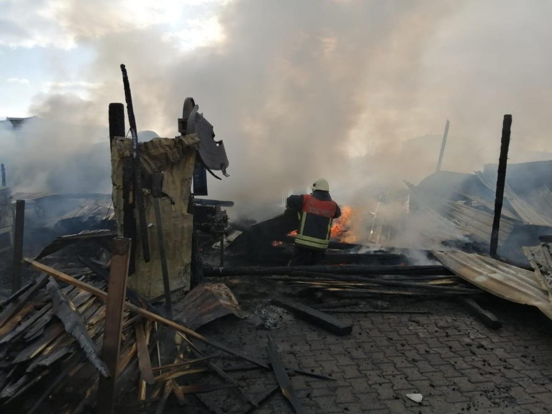 Kereste deposunda &ccedil;ıkan yangını itfaiye ekipleri s&ouml;nd&uuml;rd&uuml;