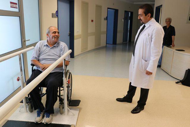 Fel&ccedil;lilerin omuriliklerine pil yerleştirerek ayağa kalkabilmeleri i&ccedil;in umut oldu 2