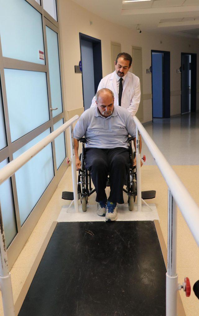 Fel&ccedil;lilerin omuriliklerine pil yerleştirerek ayağa kalkabilmeleri i&ccedil;in umut oldu 3