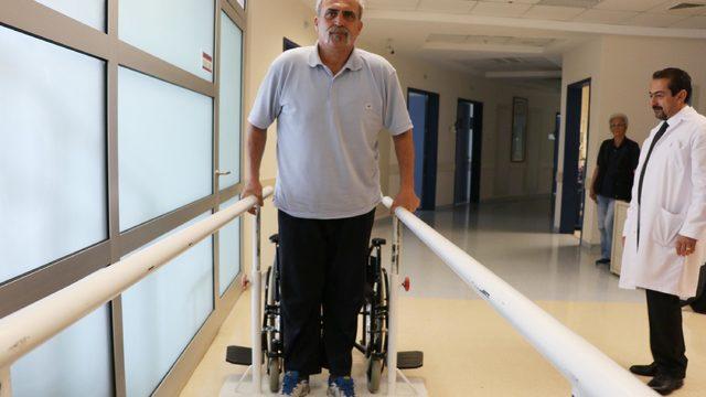 Felçlilerin omuriliklerine pil yerleştirerek ayağa kalkabilmeleri için umut oldu