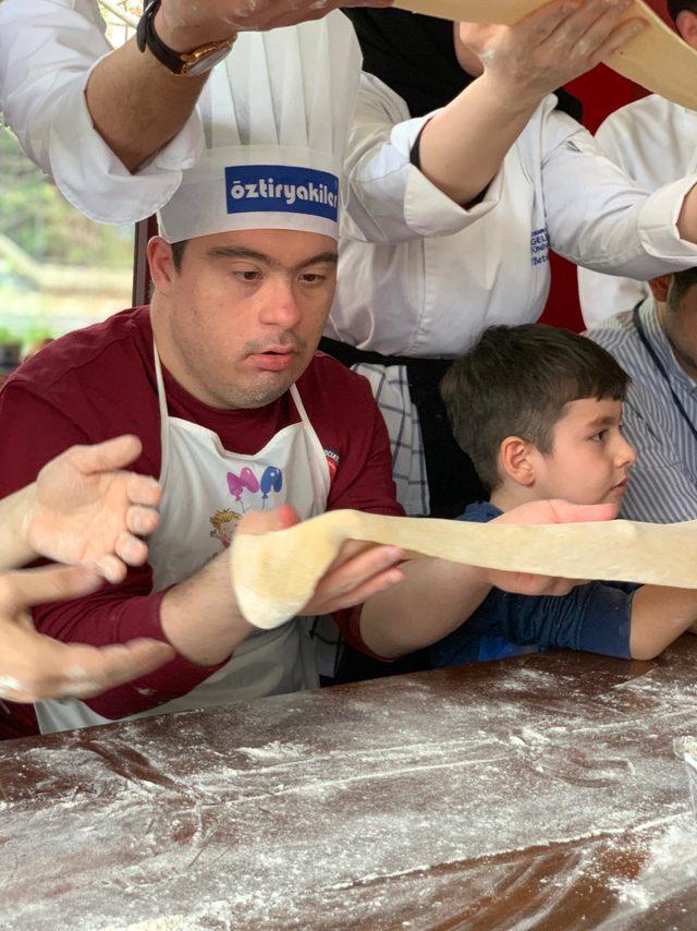 Üniversite öğrencileri down sendromlu gençlerle pasta yaptı