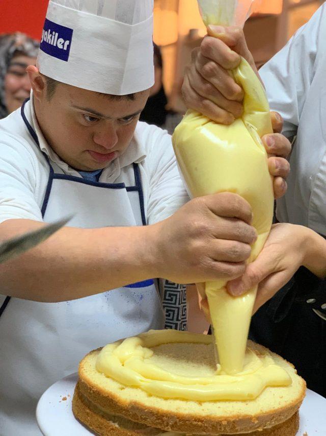 Üniversite öğrencileri down sendromlu gençlerle pasta yaptı