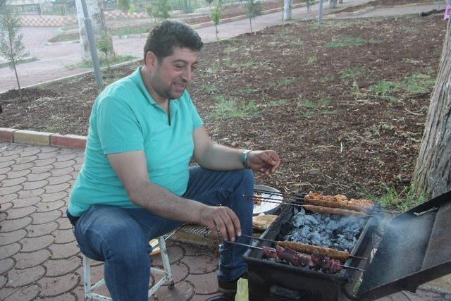 Kilislilerin iftarda mangal keyfi