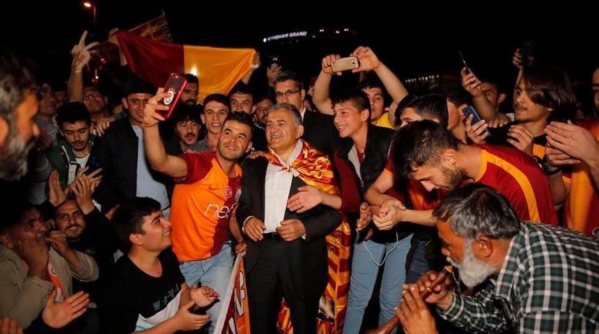Başkan Büyükkılıç Galatasaray’ı kutladı