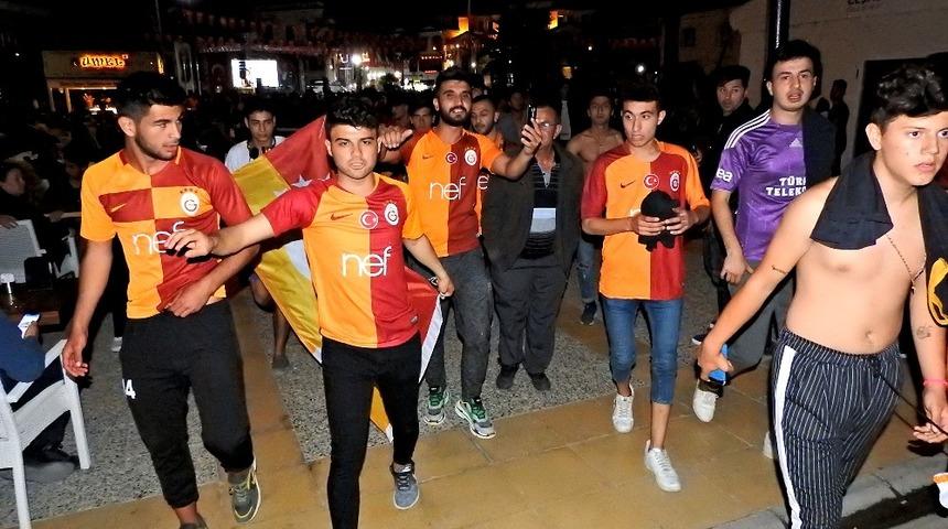 &Ccedil;eşmeli Galatasaraylılar &ccedil;ifte bayram yaptı