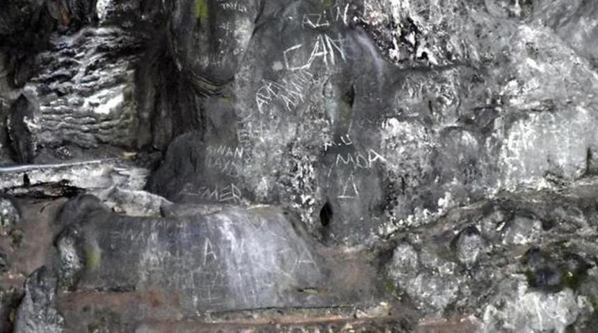 Cennet Adası'ndaki o mağarada 'aşk ilanı' yazıları