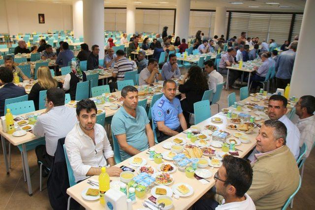 Rektör Karacoşkun, üniversite personeline iftar verdi