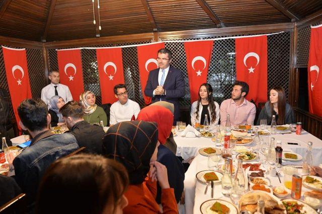 Vali Memiş, 19 öğrenciyi iftarda evinde ağırladı