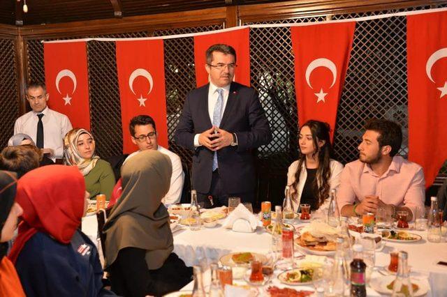 Vali Memiş, 19 öğrenciyi iftarda evinde ağırladı