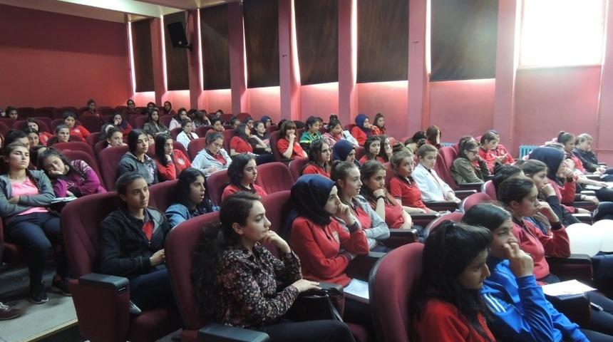 Kars’ta öğrencilere güvenli internet kullanımı anlatıldı