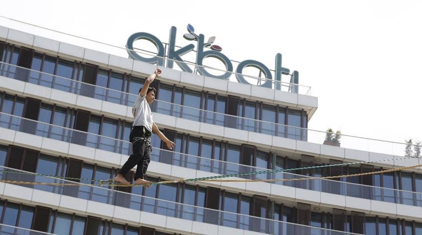 2.5 santimetre genişliğinde ip &uuml;zerinde y&uuml;r&uuml;d&uuml;ler