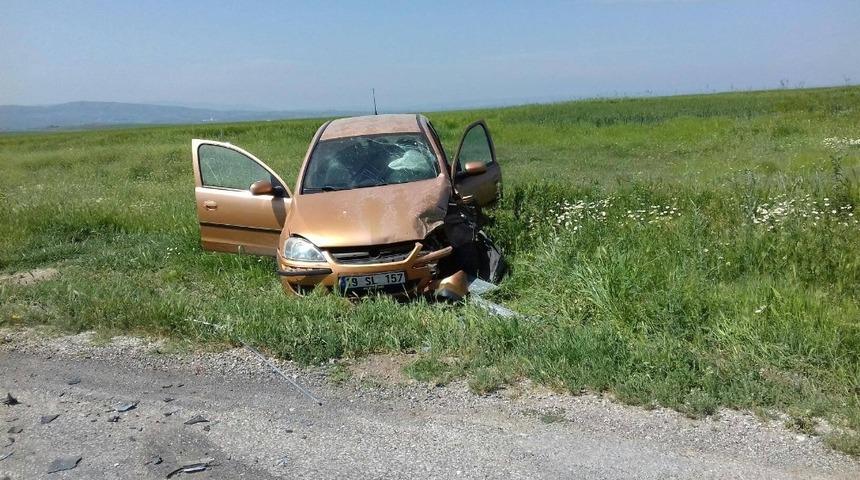 İki otomobil &ccedil;arpıştı : 3 yaralı