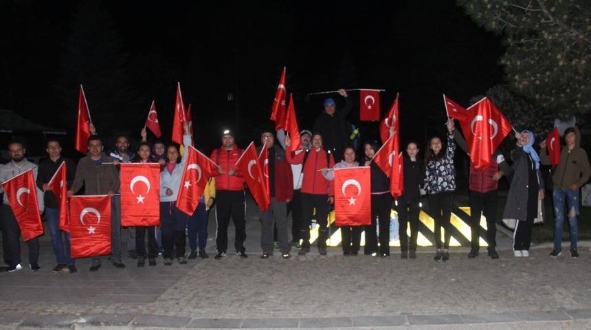Beyşehir&rsquo;de doğaseverler 19 Mayıs&rsquo;ı gece y&uuml;r&uuml;y&uuml;ş&uuml;yle kutladı