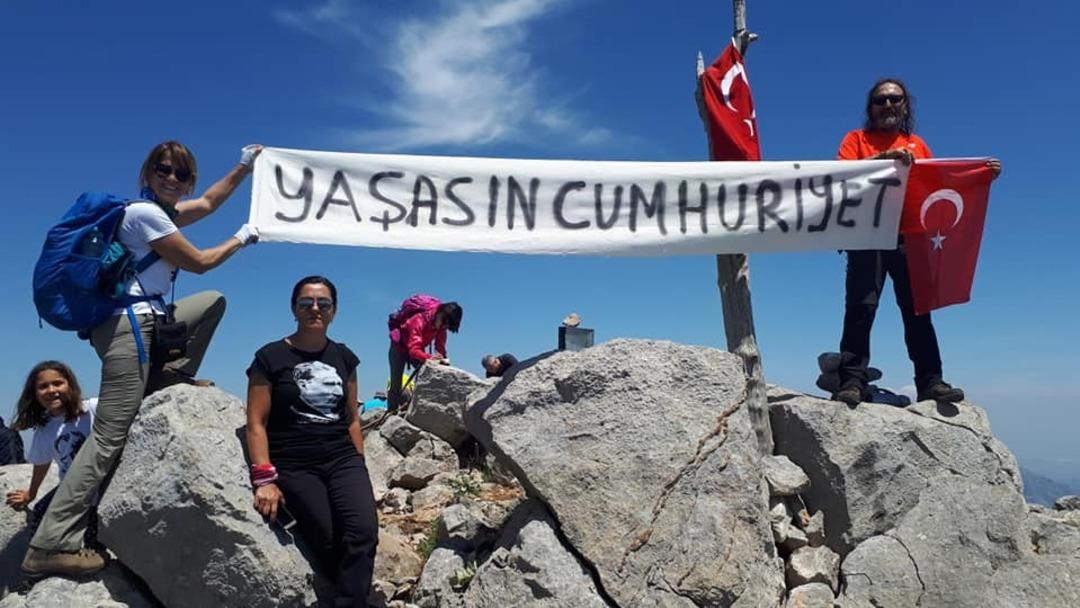 19 Mayıs&rsquo;ı bin 800 metre zirvede kutladılar