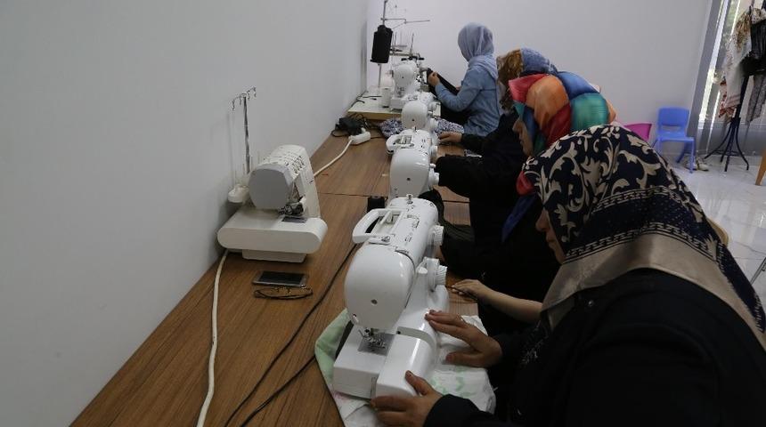 Kadınlar meslek öğreniyor