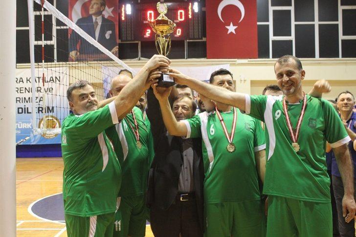 Kurumlar Arası Voleybol Turnuvası’nın şampiyonu Esnaf Spor oldu G1