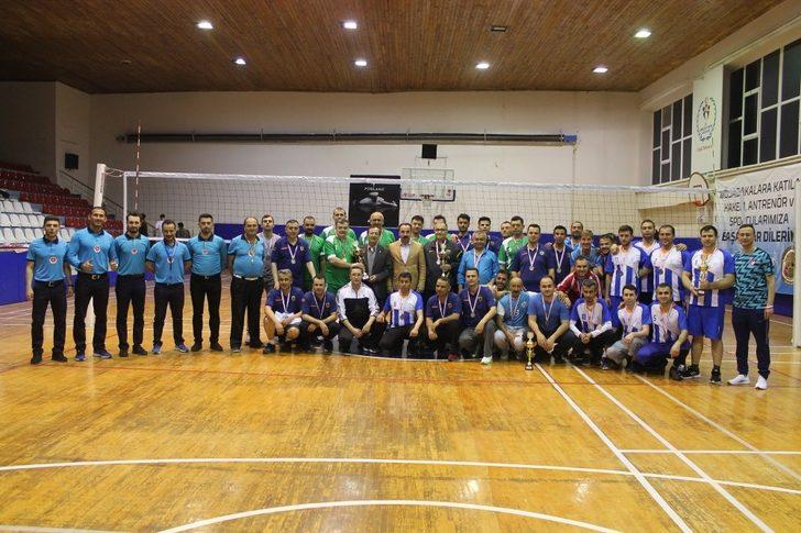 Kurumlar Arası Voleybol Turnuvası’nın şampiyonu Esnaf Spor oldu G2