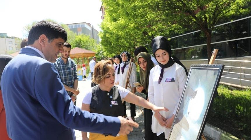 Ger&ccedil;eği tuvale yansıttılar