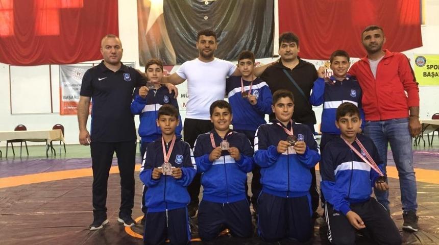 Yunusemreli g&uuml;reş&ccedil;iler Muğla&rsquo;dan madalyalarla d&ouml;nd&uuml;